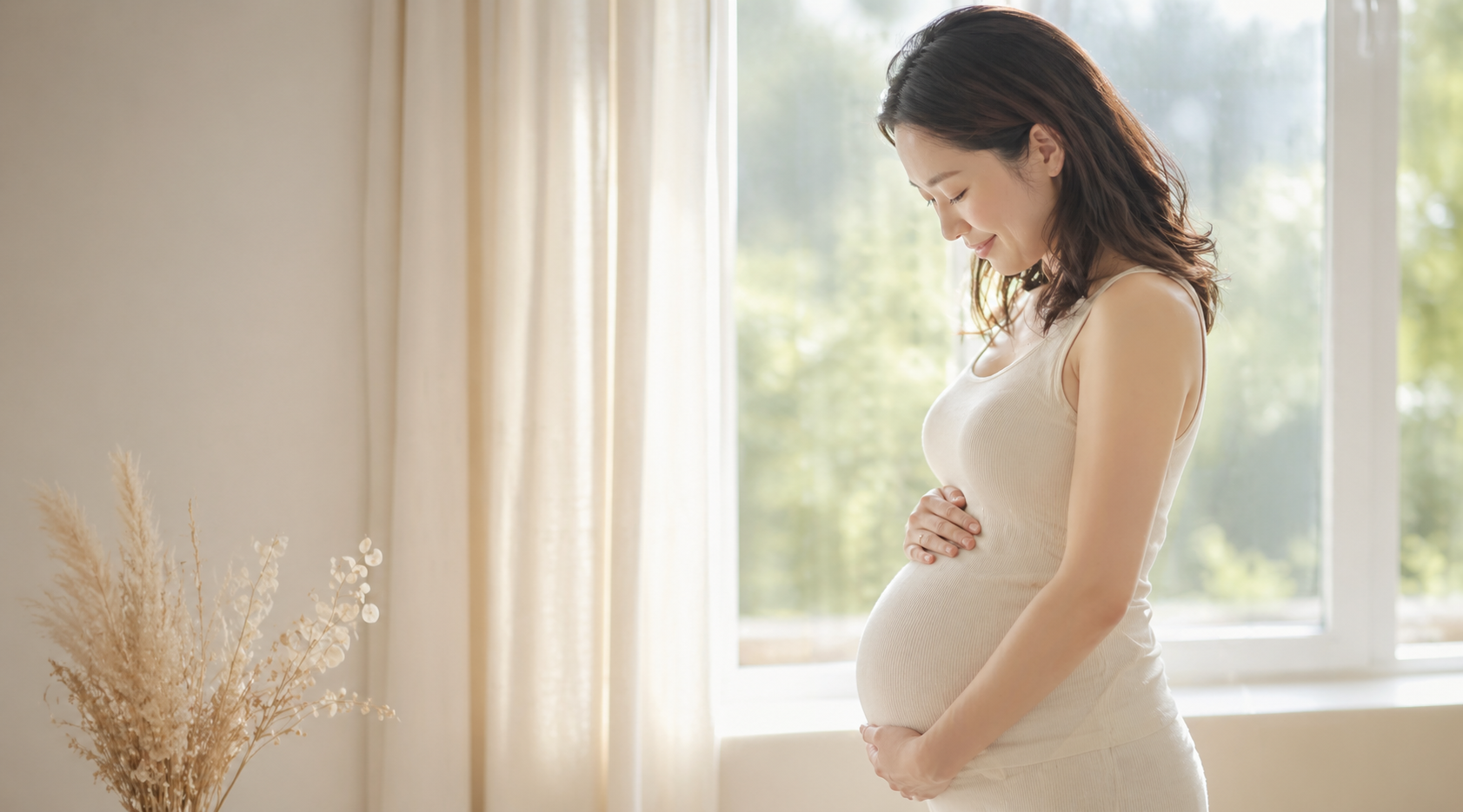 お腹に手を添える妊婦さん